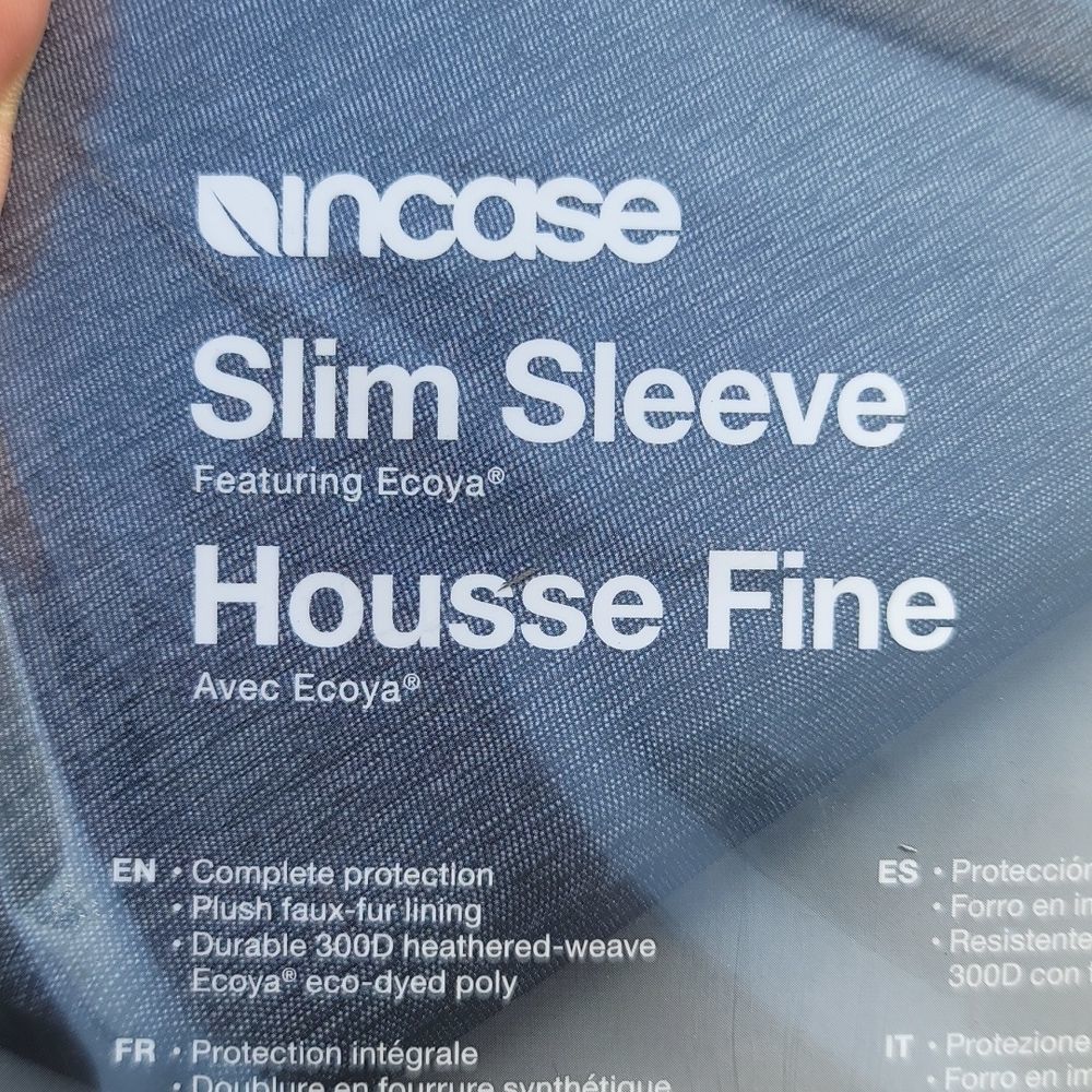 NIB- Incipio Slim Sleeve fits 11" MacBook Air or similar - Picture 3 of 5